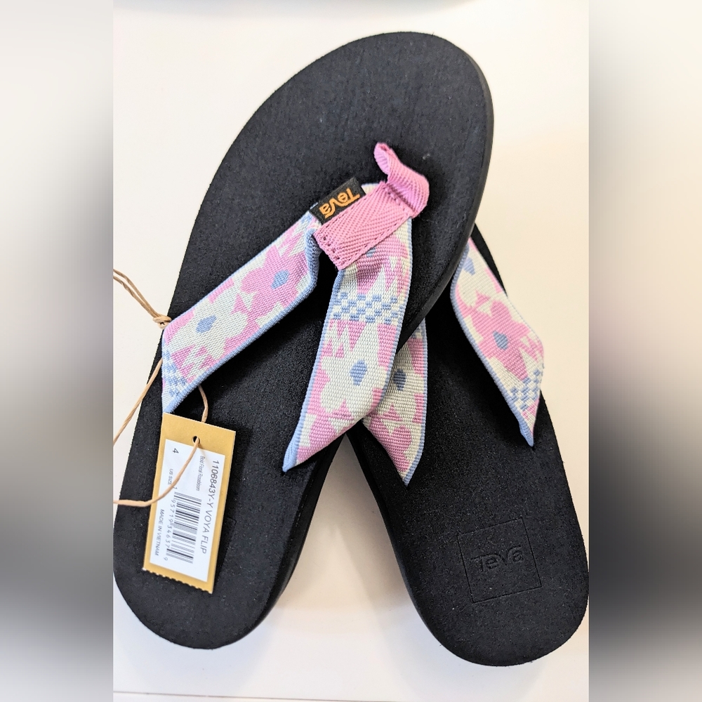 TEVA, Voya Flip Flops, Various sizes. Bold Floral Rose bloom Print.